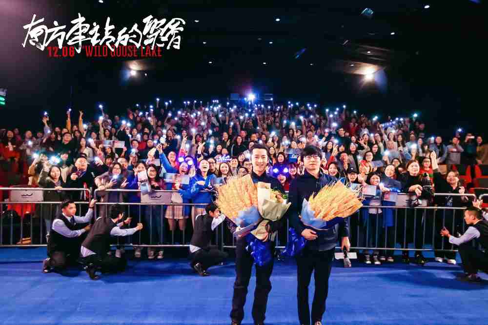 导演刁亦男、、、、胡歌与观众合影 导演刁亦男、、、胡歌与观众合影